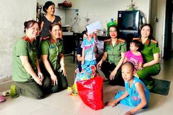 Công an phường An Khê đồng hành cùng trẻ em có hoàn cảnh khó khăn