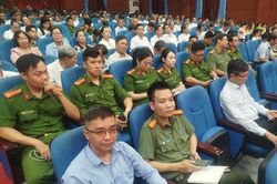 B&aacute;o c&aacute;o vi&ecirc;n Bộ C&ocirc;ng an th&ocirc;ng tin thời sự đến c&aacute;n bộ, đảng vi&ecirc;n thuộc Đảng ủy 2 phường Thanh Kh&ecirc; v&agrave; H&ograve;a Kh&aacute;nh