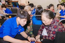 Mùa Hè của 'gia sư công nghệ' áo xanh: Thu hẹp 'khoảng cách số' giữa các thế hệ