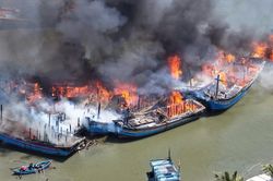 H&agrave;ng loạt t&agrave;u c&aacute; bốc ch&aacute;y ven đầm Thị Nại, Gia Lai