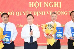 Phó Bí thư Thành ủy TPHCM Đặng Minh Thông trao quyết định cán bộ tại Cần Giờ