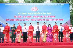 Triển lãm 185 ảnh tư liệu kể về hành trình 50 năm TPHCM mang tên Bác