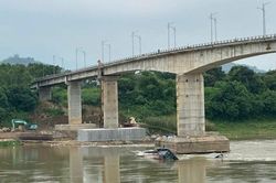 Hai tàu hàng chìm gần cầu Sông Lô, 5 người kịp bơi vào bờ
