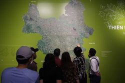 [GALLERY] Người d&acirc;n kh&aacute;m ph&aacute; triển l&atilde;m Quy hoạch H&agrave; Nội tầm nh&igrave;n 100 năm