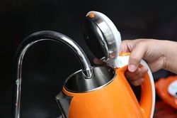 Đừng để ấm siêu tốc 'ngốn điện' vì những sai lầm quen thuộc