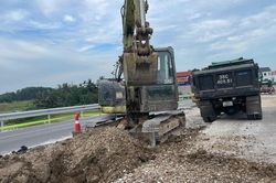 Thanh H&oacute;a: Cầu vượt đường sắt Quốc lộ 45 sụt l&uacute;n, bong tr&oacute;c sau v&agrave;i th&aacute;ng đưa v&agrave;o sử dụng