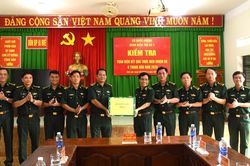 Thiếu tướng Vũ Quốc &Acirc;n thăm, động vi&ecirc;n c&aacute;n bộ, chiến sĩ Đồn Bi&ecirc;n ph&ograve;ng Ia Rv&ecirc;