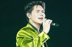 Nam ca sĩ hát mở màn và kết thúc concert Thanh xuân