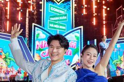 MC Phí Linh, Vũ Mạnh Cường dưới trời pháo hoa ở concert Thanh xuân