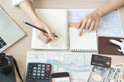 Cao điểm du lịch hè, mua ngoại tệ online thành xu hướng của dân du lịch