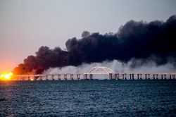 Ukraine mở rộng phạm vi tấn công cầu Crimea