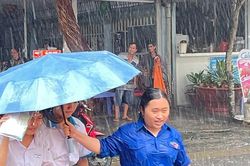 Thanh niên tình nguyện dầm mưa hỗ trợ học sinh thi lớp 10 tại Cần Thơ