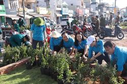 TPHCM làm đẹp môi trường, chăm lo nhân dân mừng 50 năm thành phố mang tên Bác