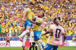 Brazil ngược dòng đánh bại Nhật Bản bằng bàn thắng phút 90+5
