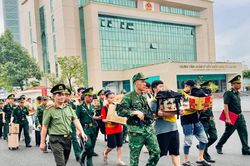 Bàn giao 19 đối tượng lập 'đại bản doanh' lừa đảo tại Lào Cai cho Công an Trung Quốc