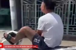 Tịch thu xe SH của nam thanh niên dùng chân điều khiển xe trên đường