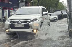 Kỹ năng 'sống còn' khi ô tô trượt bánh xe trên đường trơn trượt