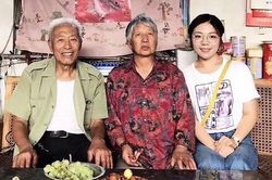 Cụ ông gửi quà suốt 8 năm cho cô gái từng giúp đỡ mình trên tàu điện