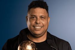 Ronaldo tiết lộ Brazil khóc nức nở, đuổi Zidane ra khỏi phòng