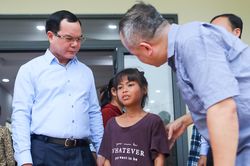 Bộ trưởng Nguyễn Đình Khang thăm, tặng quà đồng bào dân tộc thiểu số ở Khánh Hòa