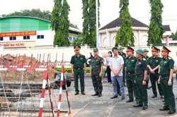 Thượng tướng Lê Quang Minh kiểm tra hiện trường tìm kiếm liệt sĩ ở Quảng Ngãi