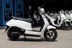 Đổi pin nhanh, nhẹ gánh chi phí: Xe máy điện VinFast Evo được lòng các tài xế công nghệ