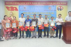 Cảnh s&aacute;t biển tuy&ecirc;n truyền, phổ biến ph&aacute;p luật ph&ograve;ng chống khai th&aacute;c IUU