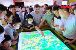 4.000 lượt kh&aacute;ch tham quan triển l&atilde;m Quy hoạch Thủ đ&ocirc; H&agrave; Nội tầm nh&igrave;n 100 năm ng&agrave;y đầu mở cửa