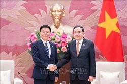Chủ tịch Quốc hội Trần Thanh Mẫn tiếp Đo&agrave;n đại biểu Viện nghi&ecirc;n cứu kinh tế Kimhakmin E-roun