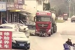 Bị xe tải kéo lê hàng chục mét, người đàn ông đi xe máy may mắn thoát chết