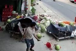 Xe máy lao thẳng vào quầy trái cây, người bán bật dậy thoát nạn