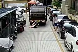 Mải nhìn điện thoại khi đi bộ, người phụ nữ bị xe chở rác tông ngã rồi cuốn vào gầm