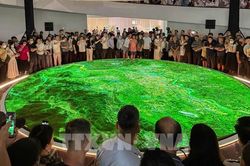 Người d&acirc;n h&agrave;o hứng xem quy hoạch thủ đ&ocirc; qua ứng dụng c&ocirc;ng nghệ tr&igrave;nh chiếu 3D mapping