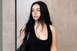 Charli XCX khoe dáng với váy đen ôm sát và giày cao gót hồng nổi bật