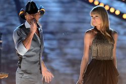 Xôn xao danh tính hai huyền thoại âm nhạc sẽ biểu diễn tại đám cưới Taylor Swift