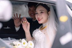 Hồ Văn Cường công khai ngọt ngào bên vợ xinh đẹp