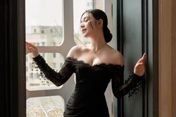 Quỳnh Kool diện váy hở vai, khoe nhan sắc 'vạn người mê' ở tuổi 30
