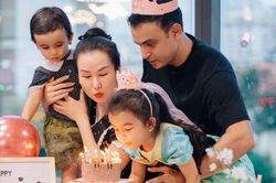 Võ Hạ Trâm và chồng Ấn Độ trùng ngày sinh nhật, mở tiệc cùng 2 con
