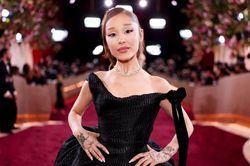 Ariana Grande bị bắt gặp đi cùng bạn trai cũ sau khi chia tay Ethan Slater