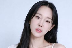 Lee Ji Hye trẻ trung khó tin, tự tin khoe eo thon khi đi xem nhạc kịch
