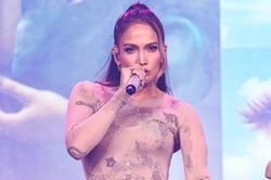 Jennifer Lopez chiếm spotlight với bodysuit graffiti