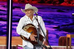 Huyền thoại nhạc đồng quê Alan Jackson hé lộ cuộc chiến bệnh tật suốt 15 năm