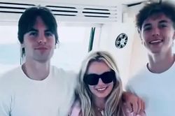 Hai con trai Britney Spears gây chú ý khi lần đầu sải bước trên sàn diễn Paris Fashion Week