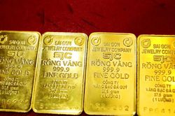 Gi&aacute; v&agrave;ng đồng loạt giảm, SJC mất th&ecirc;m 500.000 đồng mỗi lượng