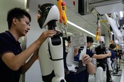 Già hóa dân số, Trung Quốc tìm lời giải bằng robot AI