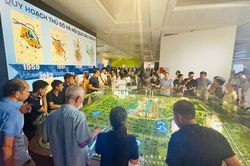 [Photostory] Người H&agrave; Nội đổ x&ocirc; đi ngắm sa b&agrave;n quy hoạch H&agrave; Nội tầm nh&igrave;n 100 năm