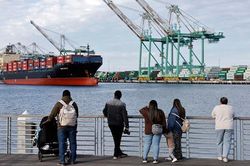 Doanh nghiệp 'chạy đua' nhập hàng trước vòng áp thuế mới của ông Trump, kéo cước vận tải tăng sốc