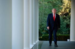 Tổng thống Trump lại dọa áp thuế quan 100% để trả đũa thuế dịch vụ kỹ thuật số