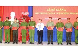 Trường Chính trị Tôn Đức Thắng bế giảng lớp trung cấp lý luận chính trị hệ tập trung A98