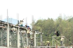 Giá nhân công tăng cao tạo áp lực cho các công trình đầu tư công